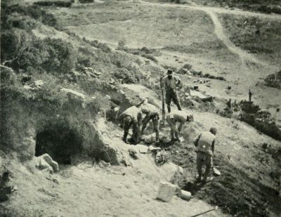 TURKISH PRISONERS DIGGING NEW DUGOUTS